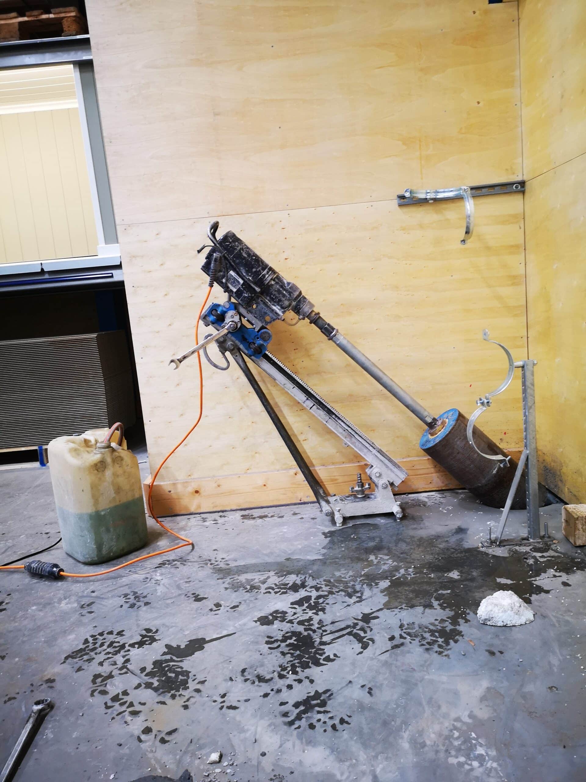 Maskin borrer stort hull i betong vegg